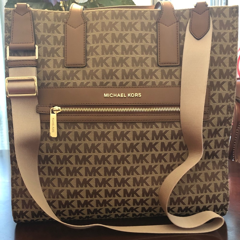 Authentic Michael Kors handbag like New.